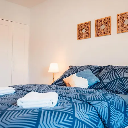 N2 Centrally Located 3-room With Balcony Or Individual Homestay *